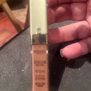 L’Oreal Lip Gloss in Muave Silhouette
